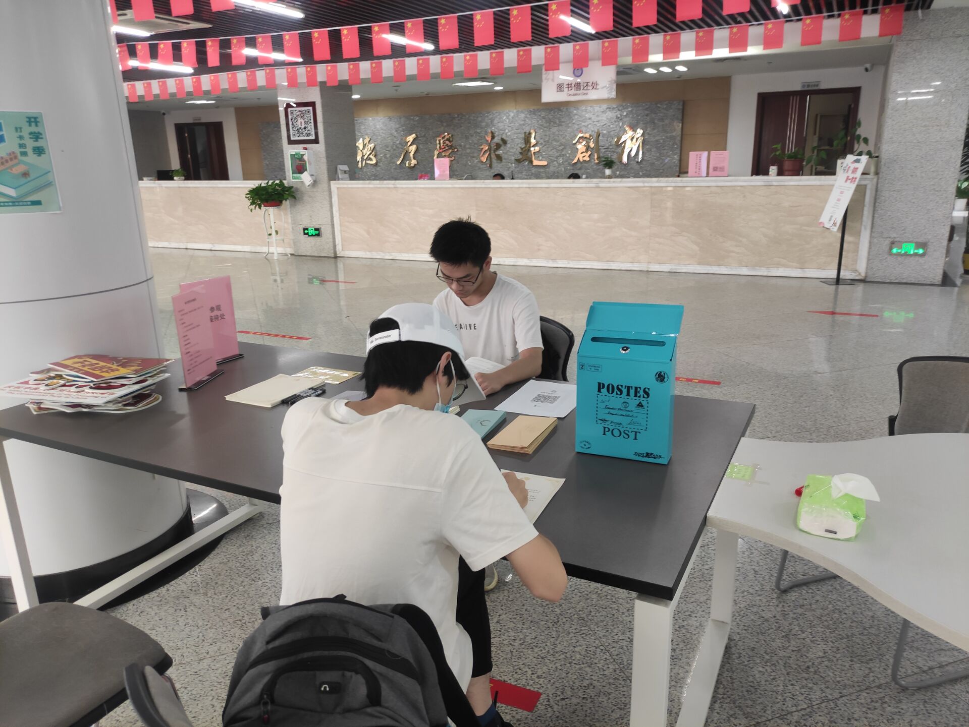 近景拍摄写信中的手和信纸