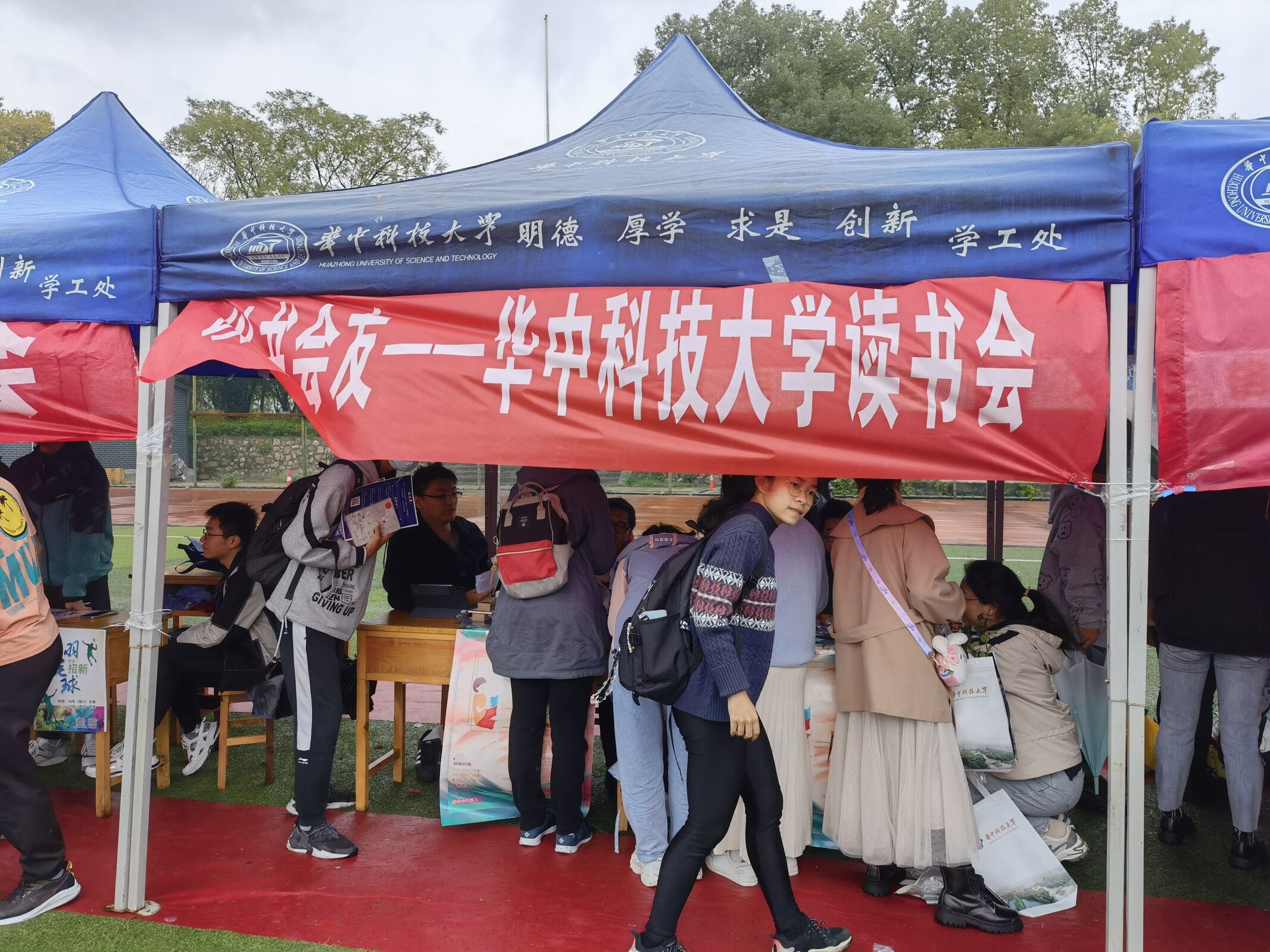 百团大战现场,读书会摊位前人来人往