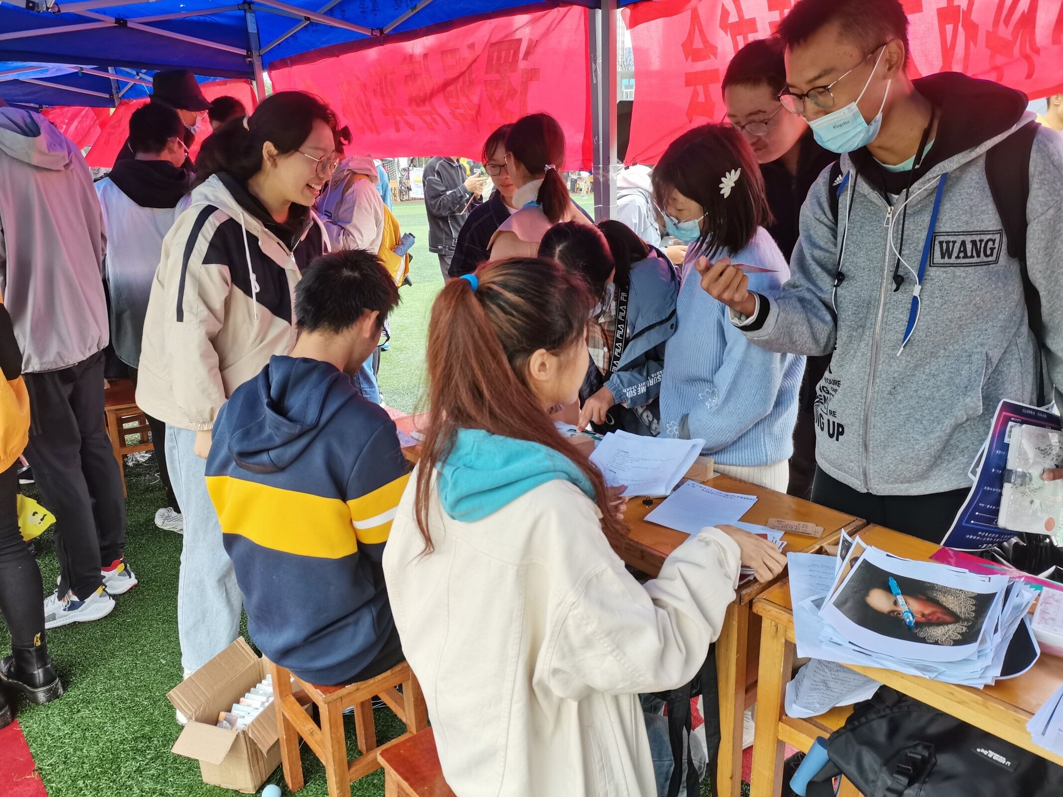 桌面上摆放的书本和游戏道具