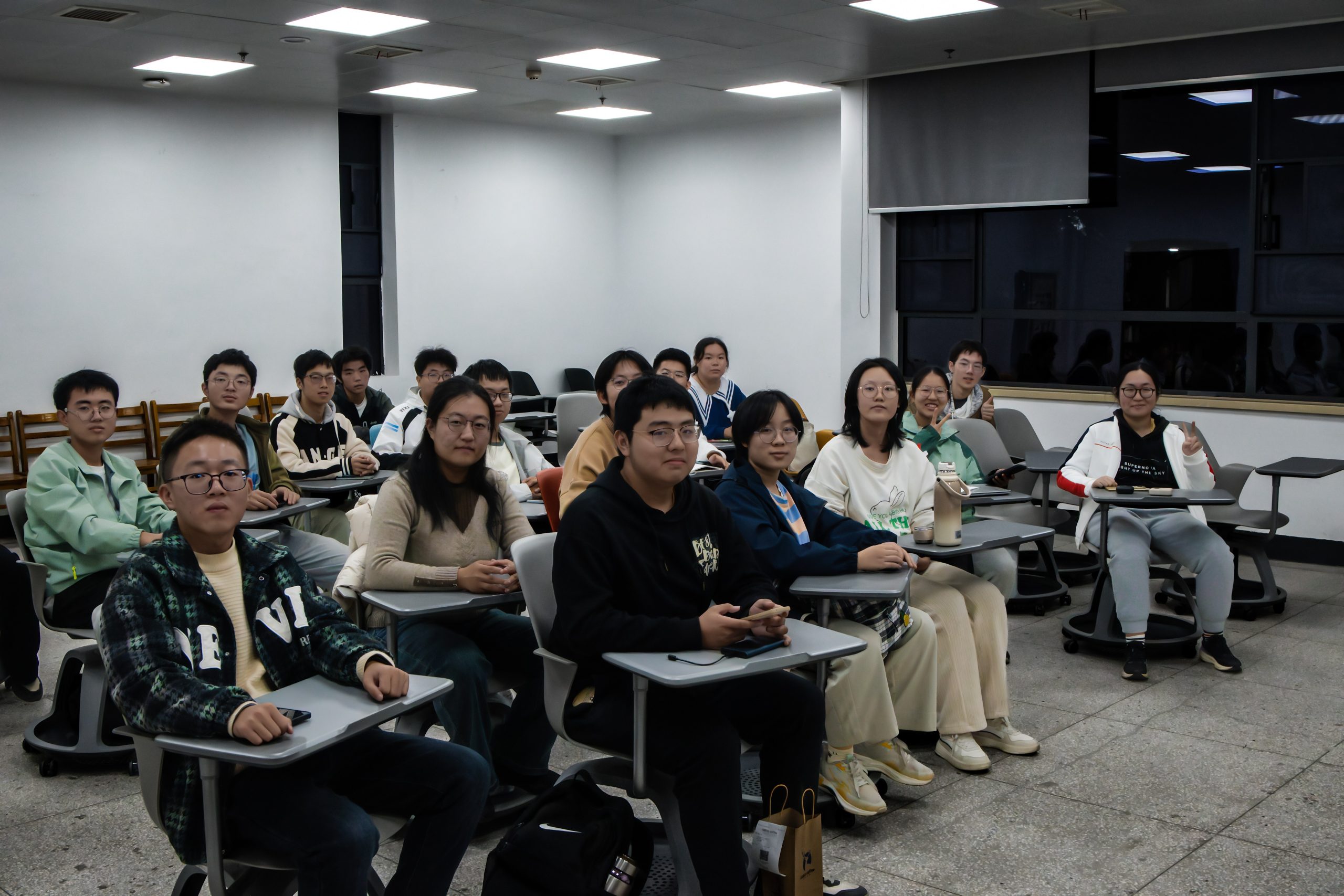 观影活动现场,屏幕发出昏黄的光