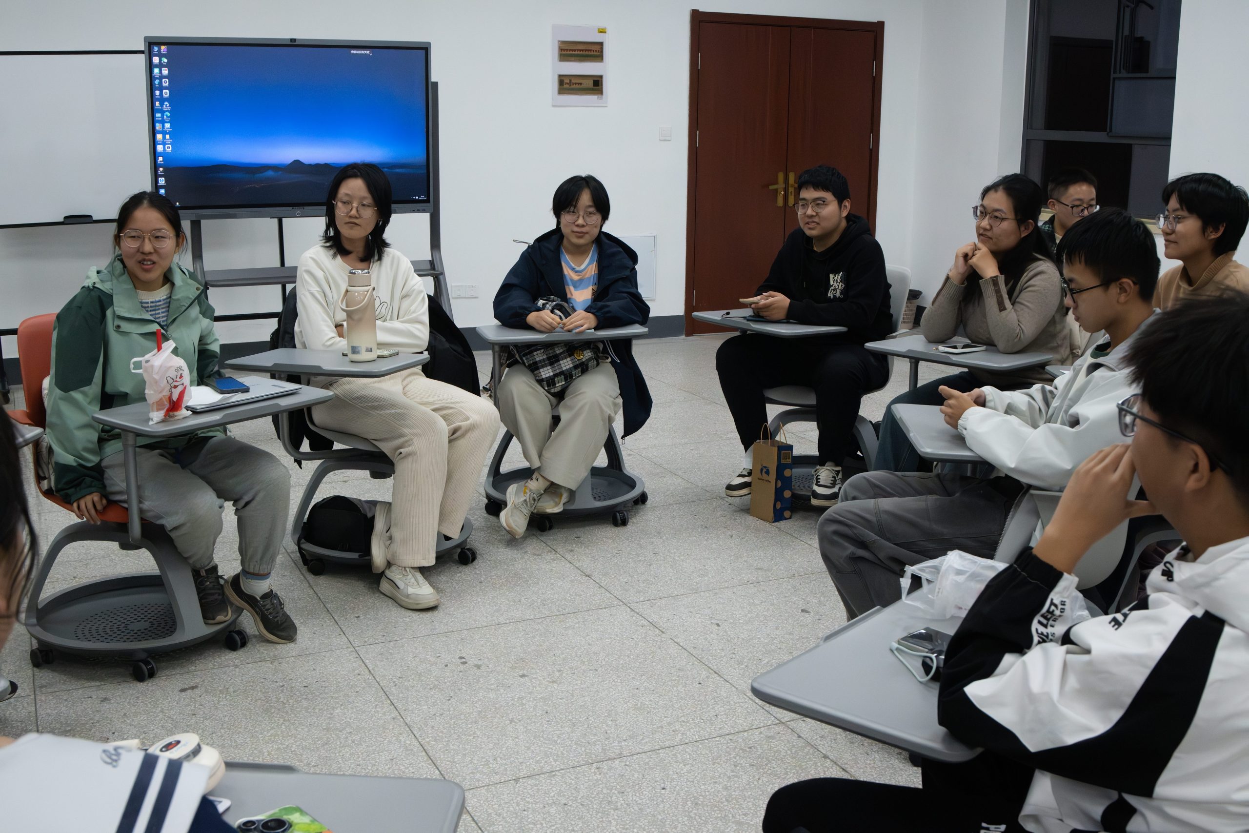 观影结束后大家围坐讨论的画面